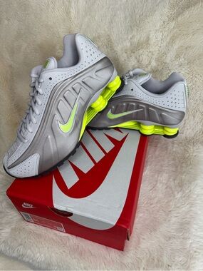 New in Box Youth Nike Shox R4 Sneakers - Size 5.5Y